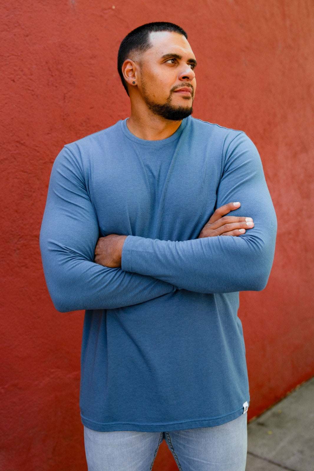 Long-sleeve T-shirt, The long sleeve tees, in solid blue cotton with a crew neck and extended length.